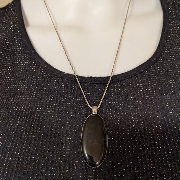 Nice pendant on silver toned chain - Picture 5 of 8